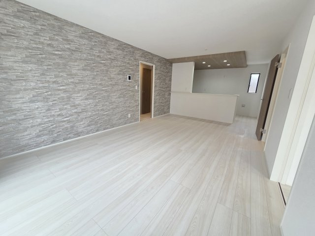 新築　太田市亀岡町3期　1号棟　GRAFAREの居間・リビング|現地写真　広々18帖のリビング！家族団らんを楽しめそうです♪