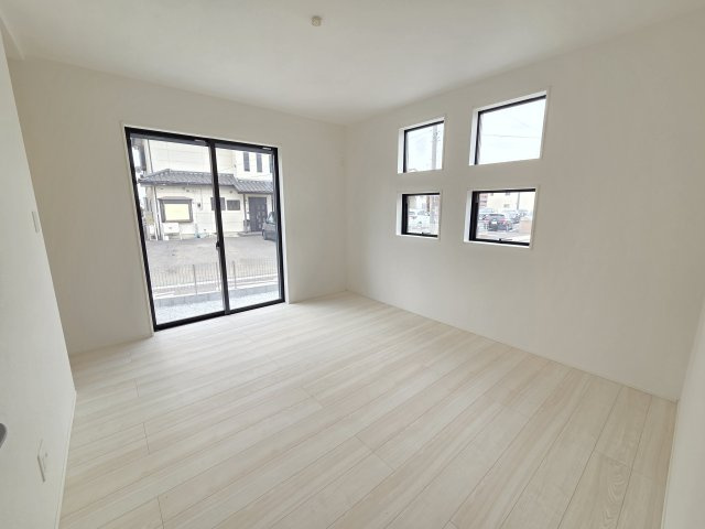 新築　太田市亀岡町3期　1号棟　GRAFAREの洋室|現地写真　7帖の主寝室です。2面採光なので風通しがよく明るいお部屋です。