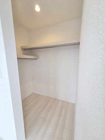 新築　太田市亀岡町3期　1号棟　GRAFAREの収納|現地写真　主寝室はウォークインクローゼットなのでたくさん収納出来ちゃいます！