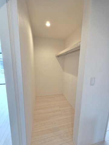 新築　太田市亀岡町3期　1号棟　GRAFAREの収納|現地写真　広々としたファミリークローゼット！子掃除用品の収納だけでなく、嵩張るコート類も収納出来ちゃいます！お出かけ前にサッと羽織れるので日常生活の効率もUP♪