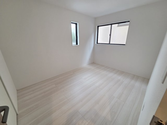 新築　太田市亀岡町3期　1号棟　GRAFAREの洋室|現地写真　全居室収納付きなのでお部屋が片付きますね！