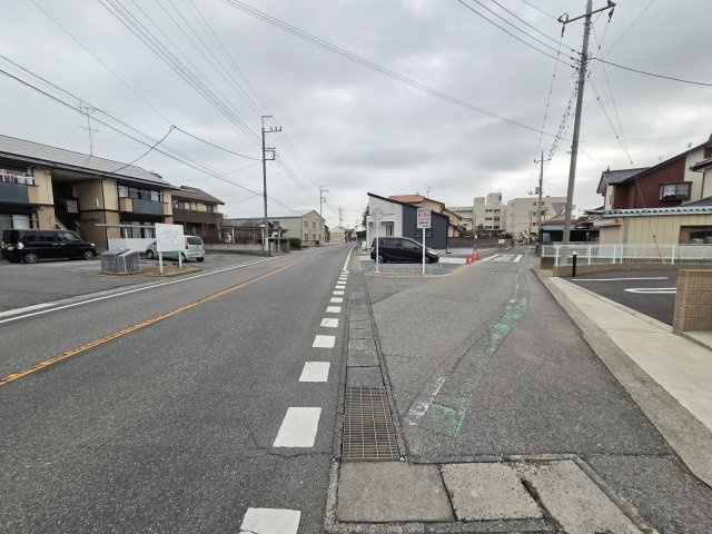 新築　太田市亀岡町3期　1号棟　GRAFAREの前面道路含む現地写真|現地写真　北側前面道路幅員約8.0ｍ　南側前面道路幅員約4.0ｍ
