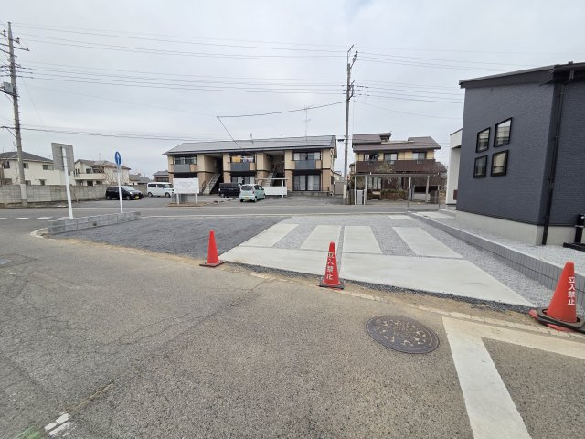 新築　太田市亀岡町3期　1号棟　GRAFAREの駐車場|現地写真　駐車は建物西側に並列3台可能です！