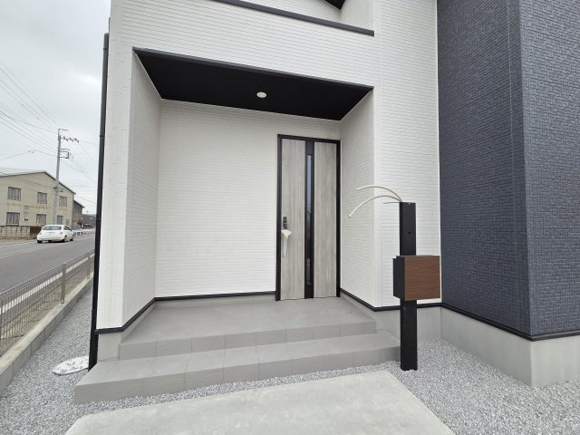 新築　太田市亀岡町3期　1号棟　GRAFAREの玄関|現地写真　TVモニター付きドアホンはポストと一体型！