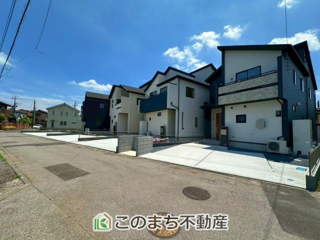 ブルーミングガーデン宇都宮市鶴田町5期の前面道路含む現地写真|前面道路は交通量が少なく、運転が苦手な方でも落ち着いて出し入れ出来ます☆
