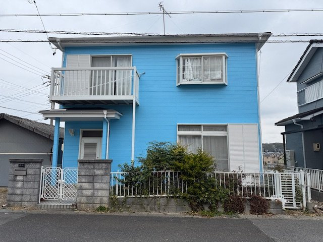 常滑市大鳥町　中古戸建の外観|日当り良好な南向きの邸宅。あざやかなシアンの外装が印象的♪南側にバルコニーや窓が多くあり明るく開放的です。
小学校まで徒歩圏内、名鉄常滑線「榎戸」駅まで徒歩11分♪スーパーなど周辺環境も充実!!
