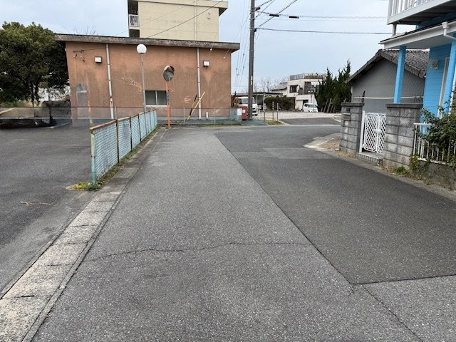 常滑市大鳥町　中古戸建の前面道路含む現地写真