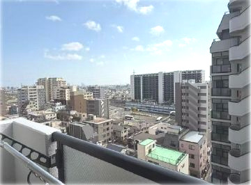 ライオンズマンション新小岩駅前弐番館の展望|手を伸ばせば、ふれることが出来そうな環境が、そのままインテリアになったような印象です。その豊かな眺望にふさわしい空間には、通風・採光にも優れ、心地よい光と風があふれています