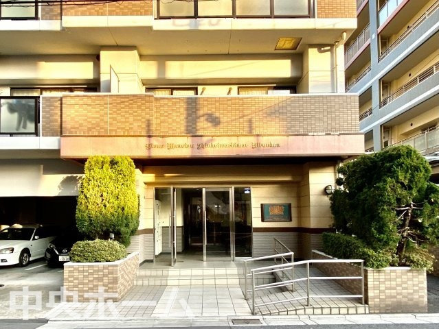 ライオンズマンション新小岩駅前弐番館のエントランス|【エントランス】マンションのエントランスは、その物件の印象を決める、顔とも言える場所です。毎日通る場所ですからきれいなのが一番です。エントランス内はオートロックですので暮らしの安全も確保されています。