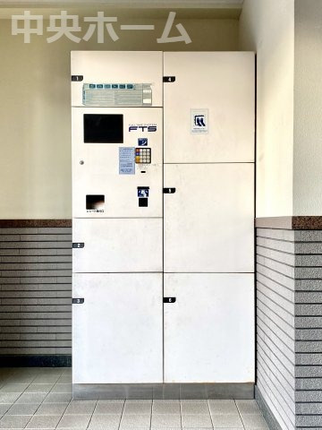 ライオンズマンション新小岩駅前弐番館の設備|【宅配ボックス】在宅時・不在時に関わらず、居住者の代わりに非対面で宅配物を受け取ってくれる便利な設備です。わかりやすくご説明致しますので見学時にはお部屋だけではなく共用部分もぜひチェックしてください。