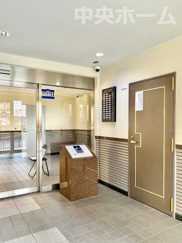 ライオンズマンション新小岩駅前弐番館の防犯設備|【オートロック】オートロックシステムでセキュリティ充実。当たり前ですが、安全で安心して暮らすのって大事ですよね。お探しのご条件でオートロック付きの物件を探す方も多いですがやはりセキュリティは大事です。