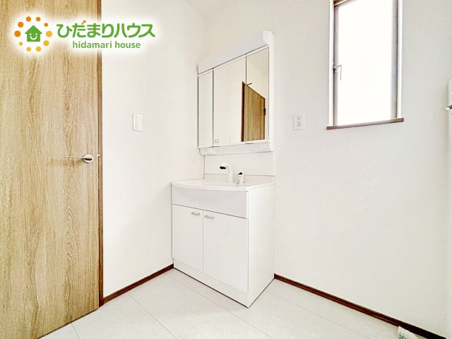 【独立洗面台】 | 小美玉市栗又四ケ2432番　新築戸建 | ゆとりの洗面スペースで朝の身支度も快適スムーズに。３面鏡で髪のセットやお化粧もストレスなくこなせ、朝から気分良く通勤通学に向かえそうですね！