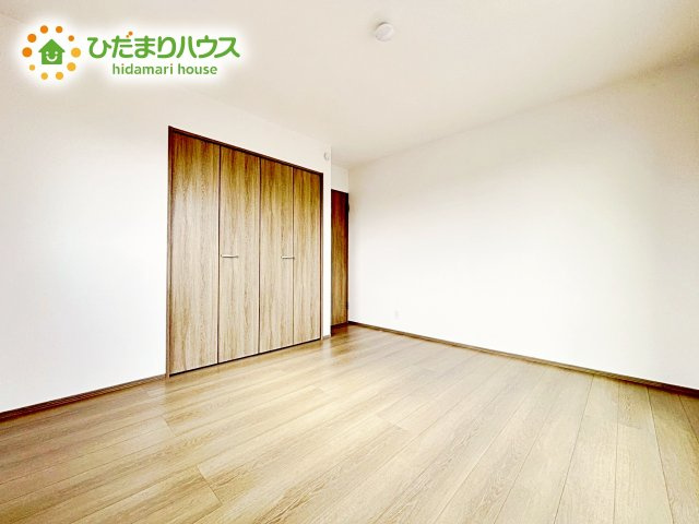【寝室】 | 小美玉市栗又四ケ2432番　新築戸建 | 壁紙はシンプルで清潔なホワイトで統一しています。朝の光をたっぷり浴びながら一日をスタート！目覚めは明るくあたたかな場所で。