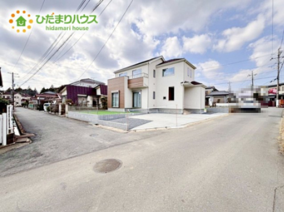 【前面道路含む現地写真】 | 小美玉市栗又四ケ2432番　新築戸建 | 繁華街のようなにぎやかさがないため、車の音や話し声が少なく、静かな生活を望む人に適している閑静な住宅地！