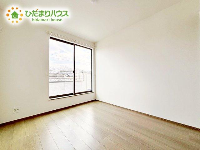 【洋室】 | 小美玉市栗又四ケ2432番　新築戸建 | バルコニーに面している居室なので、自然と光が差し込みます。
