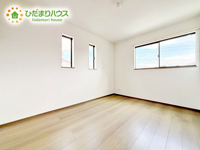 【洋室】 | 小美玉市栗又四ケ2432番　新築戸建 | 明るい陽光が差し込む洋室。白を基調とした爽やかな空間。