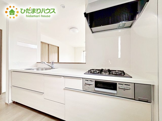 【キッチン】 | 小美玉市栗又四ケ2432番　新築戸建 | 料理が苦手な人でも、チャレンジしてみたくなるシステムキッチン。楽しい食卓がここから始まります