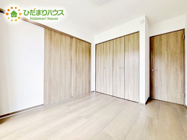【洋室】 | 小美玉市栗又四ケ2432番　新築戸建 | 室内には収納スペースもあり、衣類や小物類をたっぷり収納可能。お部屋をより広くお使いいただけます。