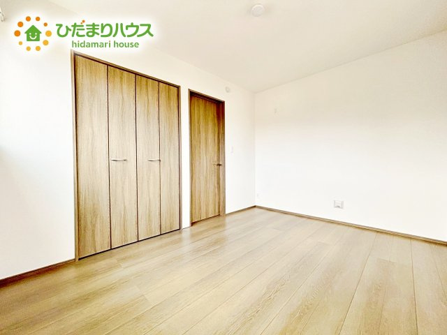 【洋室】 | 小美玉市栗又四ケ2432番　新築戸建 | 収納があれば物を整理整頓しやすく、部屋が常にすっきりとした状態を保てます。
