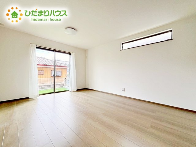 【居間・リビング】 | 小美玉市栗又四ケ2432番　新築戸建 | 家族だんらんを育む開放感あふれるリビング・ダイニング