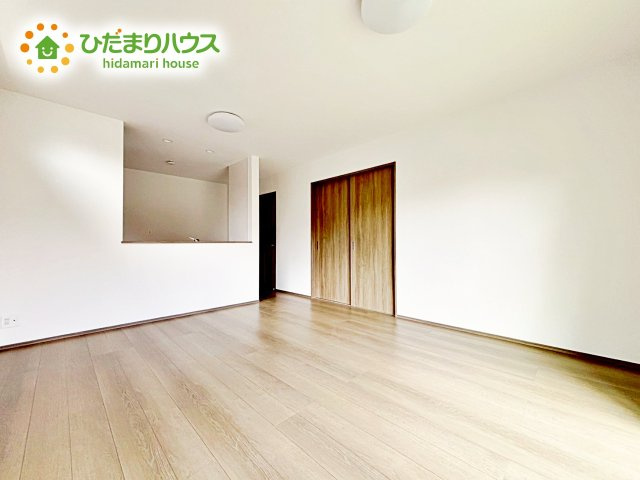 【居間・リビング】 | 小美玉市栗又四ケ2432番　新築戸建 | 奥行き感あるLDK。一体の空間ながらほどよい距離を保ち、家族がおもいおもいに好きな場所で寛げます。