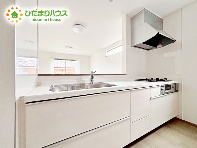 【キッチン】 | 小美玉市栗又四ケ2432番　新築戸建 | 3口コンロが嬉しいシステムキッチン♪広いシンクや作業台でお料理が捗ります♪