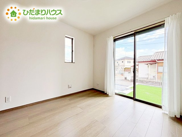 【洋室】 | 小美玉市栗又四ケ2432番　新築戸建 | 洗練された空間にやわらかい光が差し込み、お気に入りの家具や小物が映えます。