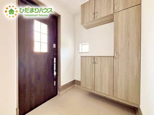 【玄関】 | 小美玉市栗又四ケ2432番　新築戸建 | 陽当たりが良い玄関は、お出かけ前の気分も上がります。シューズボックスには、たくさんの靴が収納出来るのでいつでも玄関がスッキリです。