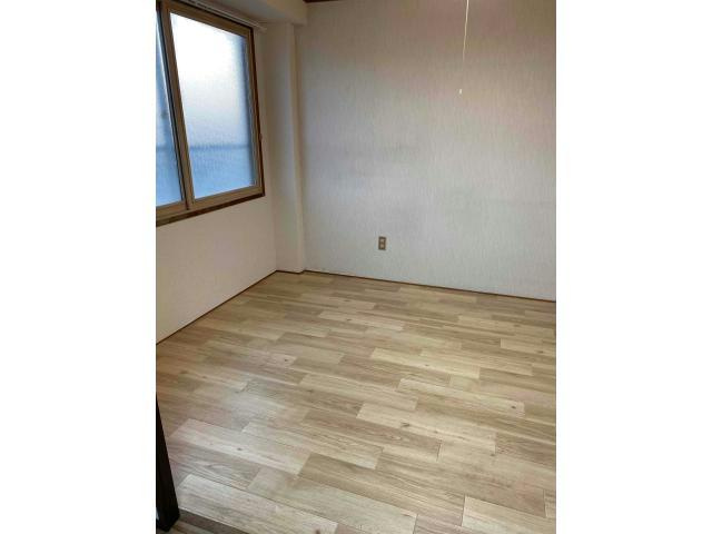 松井ハイツの洋室