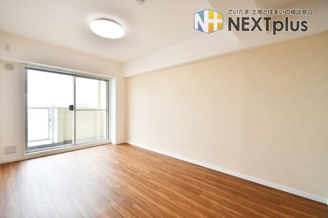 コスモ大宮日進の居間・リビング|南向きの大きな窓から豊かな陽射しが舞い込む、明るいリビングダイニング。5階部分につき前面を遮る建物がなく、開放感あふれる景色を眺めながら家族でゆったり寛げます。