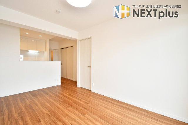 コスモ大宮日進の居間・リビング|壁付けキッチンを採用することで、リビングダイニングの有効面積を最大化しました。家具配置の自由度が高く、大きめのダイニングテーブルやソファもゆとりを持って配置可能です。