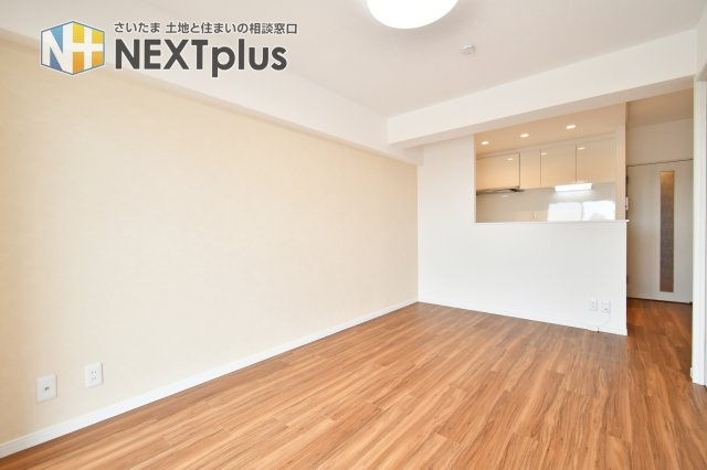 コスモ大宮日進の居間・リビング|南向きの窓から注ぐ陽光が、リビング全体を明るく包み込みます。壁一面がスッキリとした間取りのため、お好みのインテリアで自分らしい空間作りを存分に楽しめます。