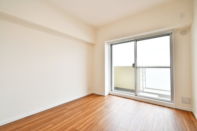 コスモ大宮日進の洋室|洋室①：約5.6帖の洋室は、南向きの窓から心地よい光が差し込む明るい空間。令和8年1月のリフォームでフローリングも一新。清潔感溢れる室内で、一日の始まりを爽やかに迎えられます。