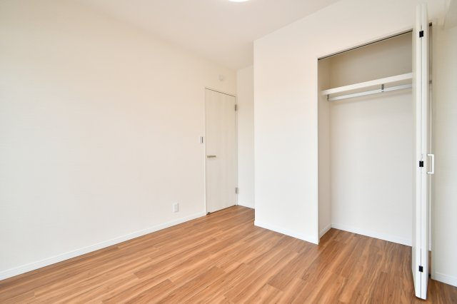 コスモ大宮日進の洋室|洋室①：機能的なクローゼット付きで、衣類や小物をスッキリ収納。居住スペースを最大限に活用できる設計です。新規交換された建具が、シンプルながらも洗練されたモダンな雰囲気を演出します。