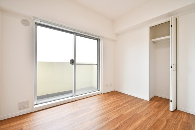 コスモ大宮日進の洋室|洋室②：4.2帖の洋室は、東側の専用バルコニーから爽やかな朝日が差し込みます。心地よい目覚めを叶える寝室としてはもちろん、集中力を高めるワークスペースにもおすすめな静かな空間です。
