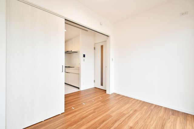 コスモ大宮日進の洋室|洋室②：リビングと繋がる引き戸を開放すれば、一体感のある広々とした大空間に。来客時はリビングの一部として、夜は個室として。住まう人のニーズに柔軟に応える機能的な間取りです。