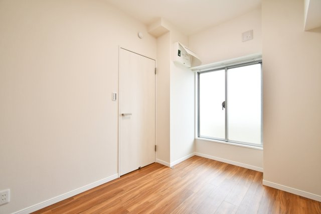 コスモ大宮日進の洋室|洋室③：約4.4帖の洋室は、北向きのバルコニー付き。直射日光を避けたいPC作業や趣味の部屋におすすめ。令和8年1月のリフォームで、壁紙もフローリングも清潔感溢れる仕上がりです。