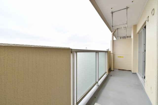 コスモ大宮日進のバルコニー|5階角住戸ならではのパノラマ眺望が広がる南向きバルコニー。心地よい風と陽光が舞い込み、晴れた日には富士山を遠望できます。三面バルコニーが生む、贅沢な開放感をご体感ください。