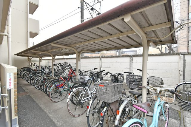 コスモ大宮日進の駐輪場|雨風から大切な自転車を守る屋根付きの駐輪スペース。駅徒歩5分の好立地ながら、自転車があれば行動範囲もさらに広がります。整理整頓された管理状態の良さも魅力です。