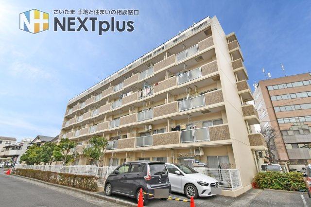 コスモ大宮日進の外観|JR川越線「日進」駅より徒歩5分 。5階部分・南東角住戸のため陽当たり・眺望良好で、晴れた日には富士山を望めます。三面バルコニー付きの開放的な3LDKで、心地よい風が吹き抜ける住まいです。