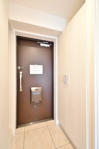 コスモ大宮日進の玄関|白を基調とした清潔感あふれる玄関スペース。トールサイズの大型シューズボックス付きで、家族全員の靴もスッキリ収納可能です 。新規交換された建具が穏やかな住空間を演出します。