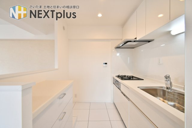 コスモ大宮日進のキッチン|背面にはカップボードや冷蔵庫を置いても十分な広さを確保。フロアタイル貼替済みで掃除も簡単です。リビングを見渡せる開放的な設計で、家族との会話を楽しみながら毎日のお料理に取り組めます。