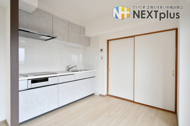ライオンズマンション大宮大和田第2のキッチン|上品なグレーのキッチン扉が、洗練された空間を演出します。浄水器内蔵シャワー水栓や、調理スペースも確保し、機能美溢れる仕上がりに。新品のキッチンで、気持ちよく新生活をスタート。