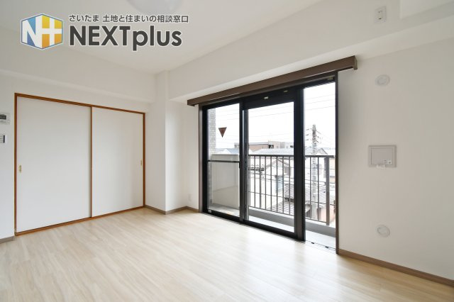 ライオンズマンション大宮大和田第2のキッチン|全室クロス・床を張り替え、輝きを放つダイニング。二面バルコニーに面した大きな窓からは、心地よい光と風が入り込みます 。角部屋ならではの開放感をぜひご体感ください 。