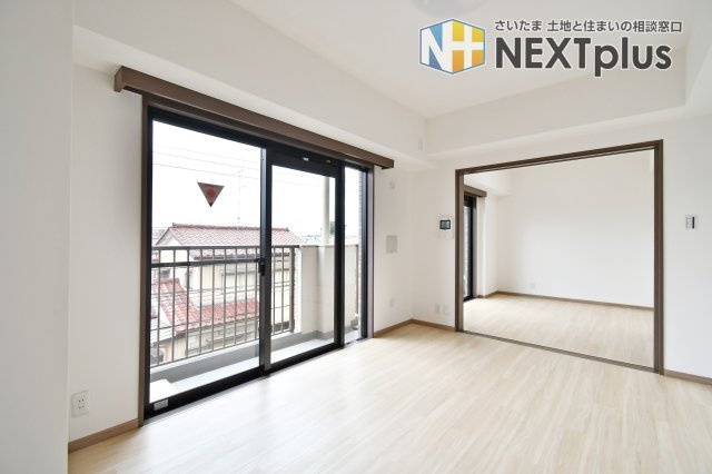 ライオンズマンション大宮大和田第2のキッチン|隣接するお部屋の扉を開ければ、より広々とした一体空間に。用途に合わせて柔軟に使える間取りが魅力です。設備の交換と細部まで拘ったリフォームで、快適な新生活を約束します。