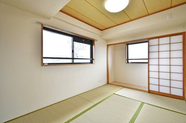 ライオンズマンション大宮大和田第2の和室|和室：畳・襖を新設し、イ草の香りが心地よい和室。角部屋ならではの二面採光で、お部屋の隅々まで光が届きます 。二重サッシのような落ち着いた空間で、寝室や客間としてもおすすめ。