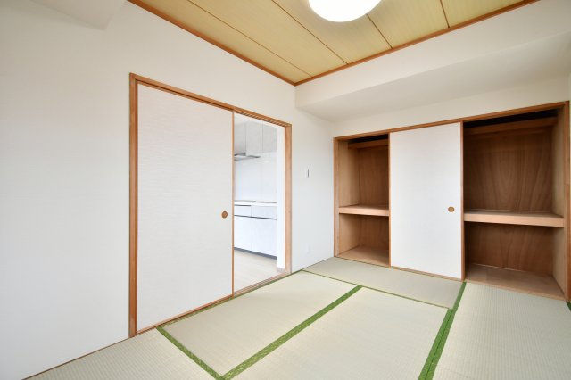 ライオンズマンション大宮大和田第2の和室|和室：大容量の押入付きで、季節の家財もすっきり収まります。引き戸を開放すればダイニングと繋がり、より広々とした住空間に。現代のライフスタイルに馴染む、清潔感溢れる和の空間です。