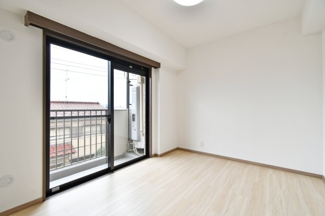 ライオンズマンション大宮大和田第2の洋室|洋室①：二面バルコニーに面した明るい洋室。全室クロス・床を新調。心地よい採光が差し込む空間は、寝室やワークスペースとしてもおすすめ。快適な新生活を予感させます。