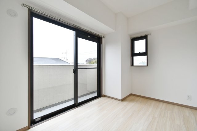 ライオンズマンション大宮大和田第2の洋室|洋室②：バルコニーへ続く大きな窓と小窓を設けた、開放感溢れる洋室。角部屋ならではの多面採光で、お部屋の隅々まで光が届きます。心地よい風が通り抜ける、健やかな新生活がここから始まります。