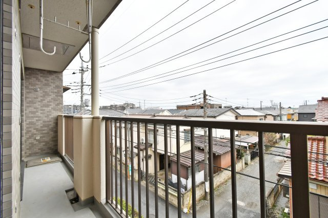 ライオンズマンション大宮大和田第2のバルコニー|3階角部屋につき通風良好。目の前を遮る建物がなく、心地よい光と風が室内まで届きます。洗濯物もたっぷり干せるワイドな設計で、日々の暮らしにゆとりと開放感をもたらす特等席です。